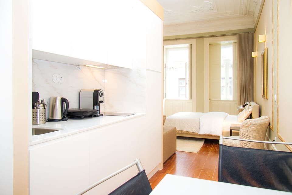 Studio | Private kitchenette | Fridge, microwave, oven, stovetop