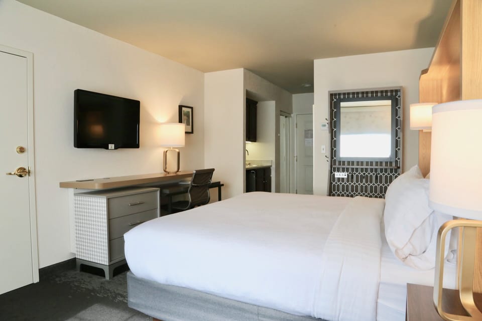 1 bedroom, desk, laptop workspace, blackout drapes