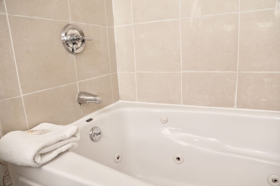 Jetted tub