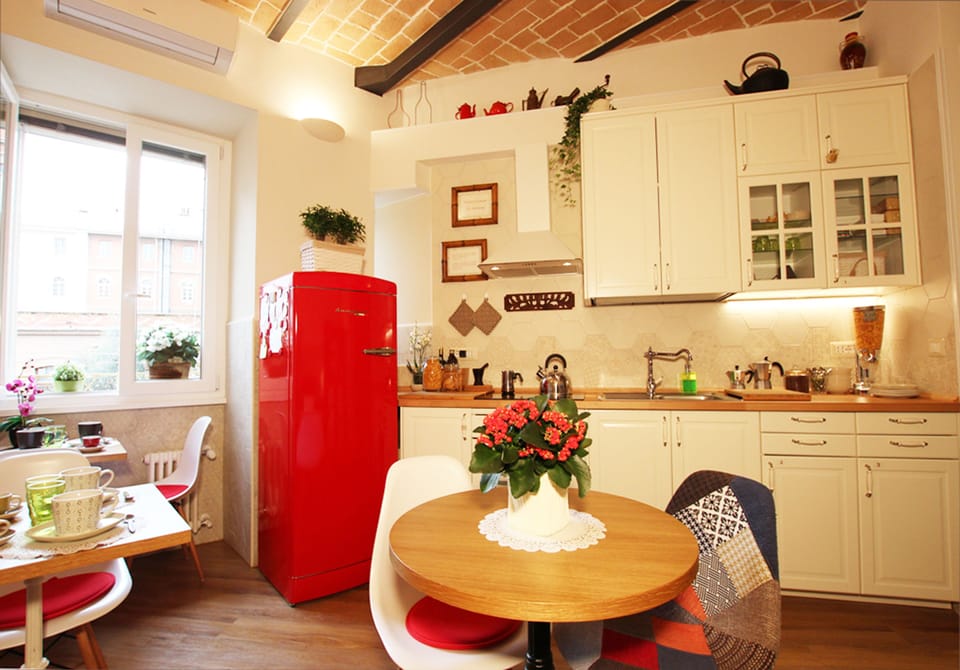 Full-size fridge, stovetop, cookware/dishes/utensils
