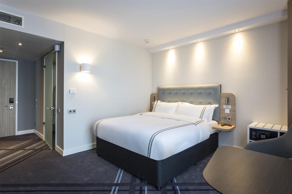 Standard Double Room | In-room safe, blackout drapes, soundproofing, iron/ironing board