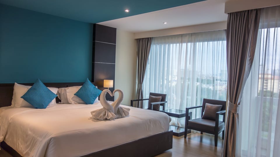 Deluxe Room, City View | Premium bedding, minibar, in-room safe, blackout drapes
