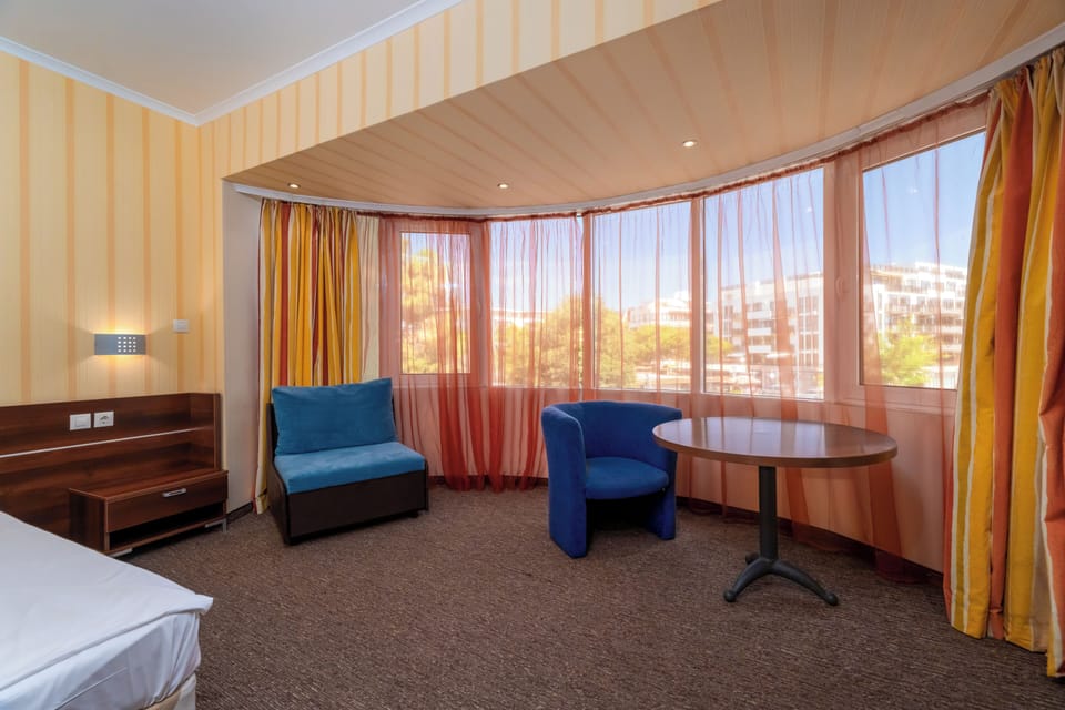 Double or Twin Room | Living area | 22-cm TV with cable channels