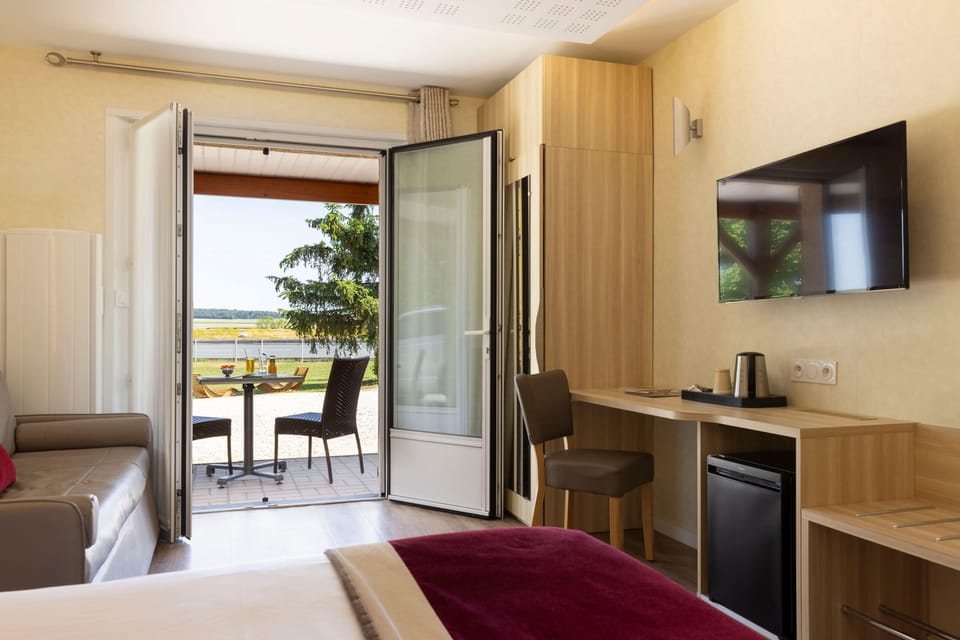 Comfort Double Room | Desk, blackout drapes, iron/ironing board, free WiFi