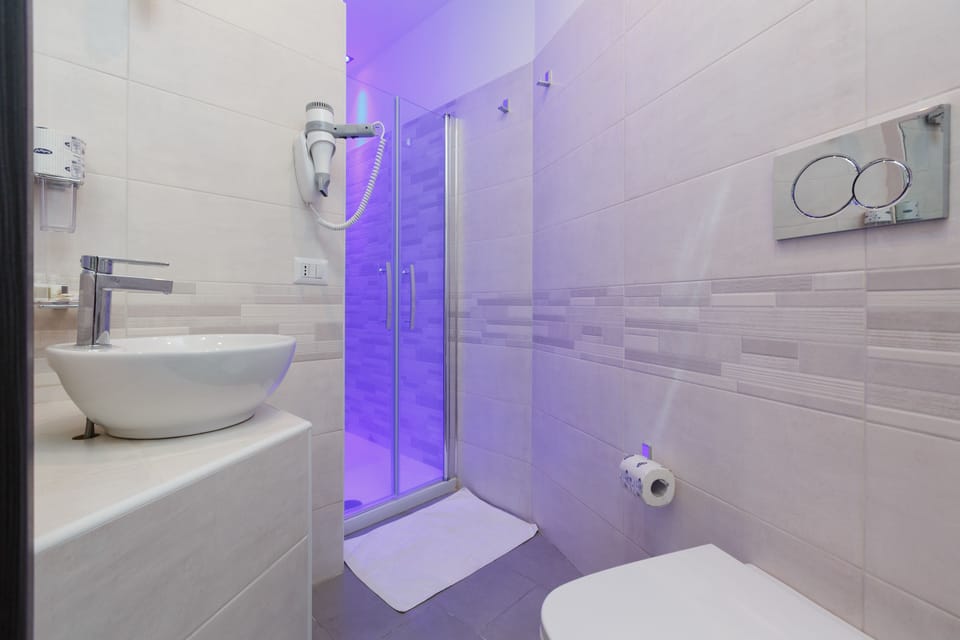 Twin Room, 2 Twin Beds, Non Smoking, Private Bathroom | Bathroom | Shower, hydromassage showerhead, free toiletries, hair dryer
