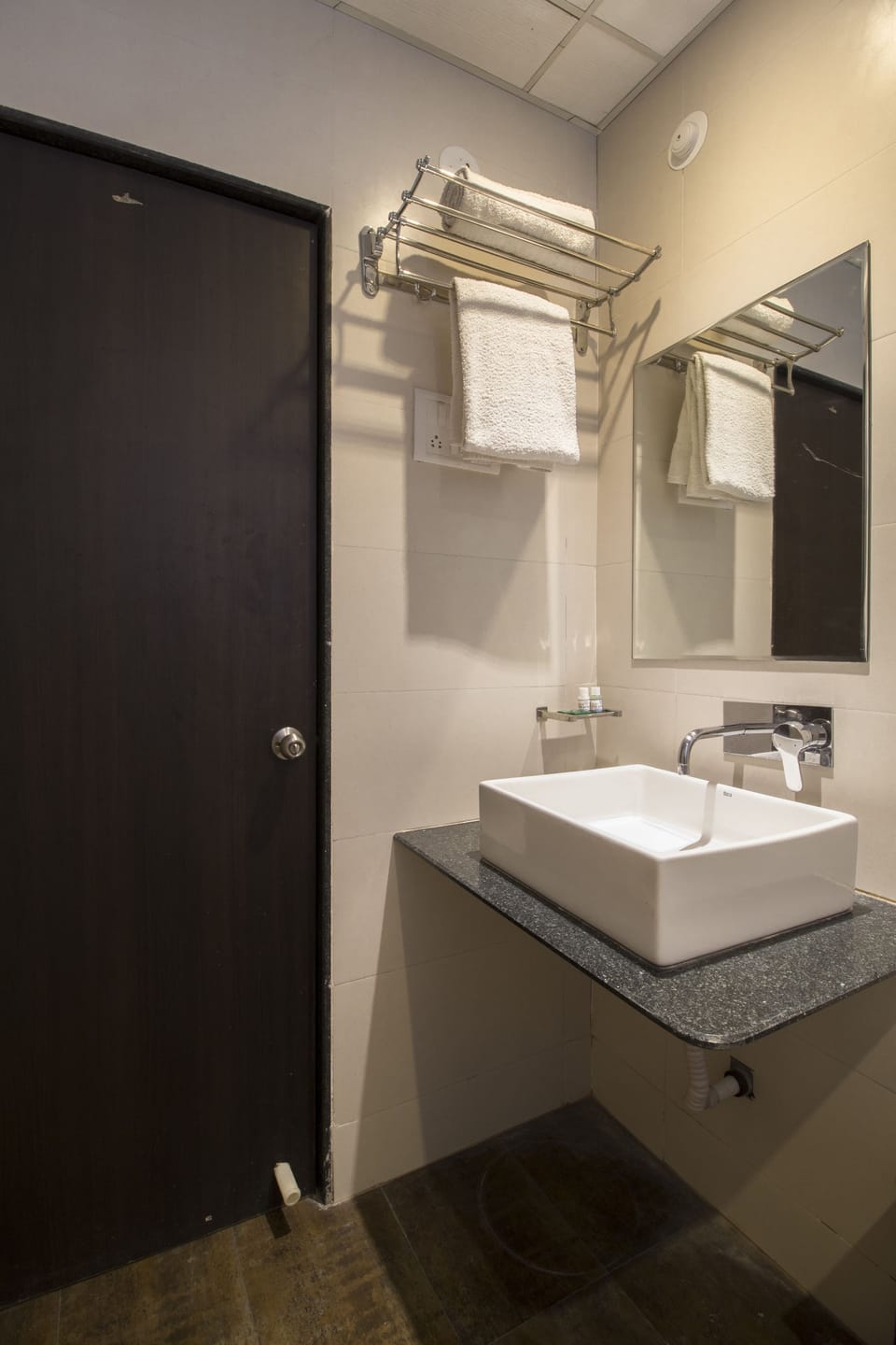 Executive Double Room, 1 King Bed with Sofa bed | Bathroom | Shower, hydromassage showerhead, free toiletries, towels