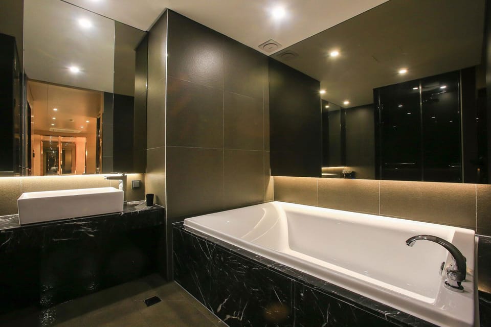 Royal Studio Suite, Multiple Beds, Non Smoking | Bathroom | Combined shower/tub, deep soaking tub, free toiletries, hair dryer