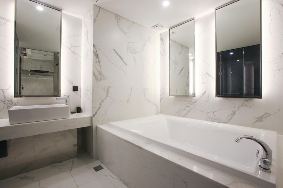 Premier Studio Suite | Bathroom | Combined shower/tub, deep soaking tub, free toiletries, hair dryer