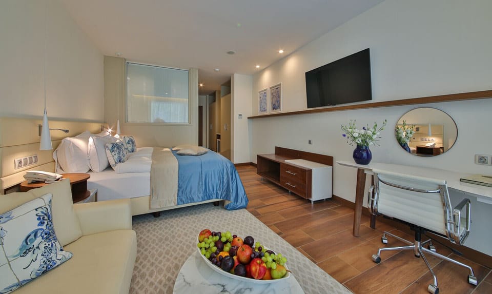 Double Swim-up Pool Room | Minibar, in-room safe, desk, free WiFi