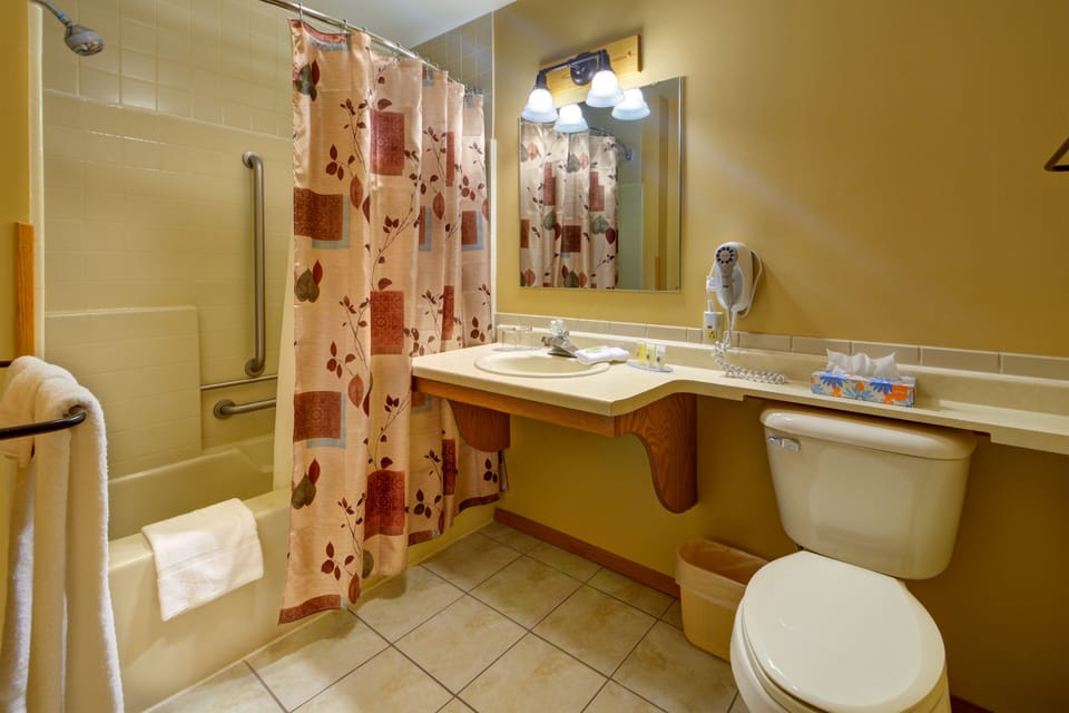 The Pointe Hotel and Suites Hotel in Minocqua Lake