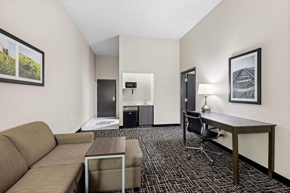 Suite, 1 King Bed, Non Smoking | Pillowtop beds, desk, iron/ironing board, cribs (free)