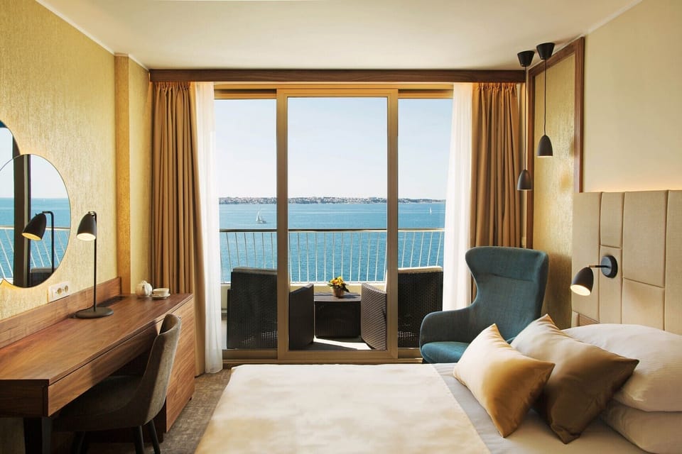 Connecting room, 2 bedrooms | Minibar, in-room safe, desk, blackout drapes