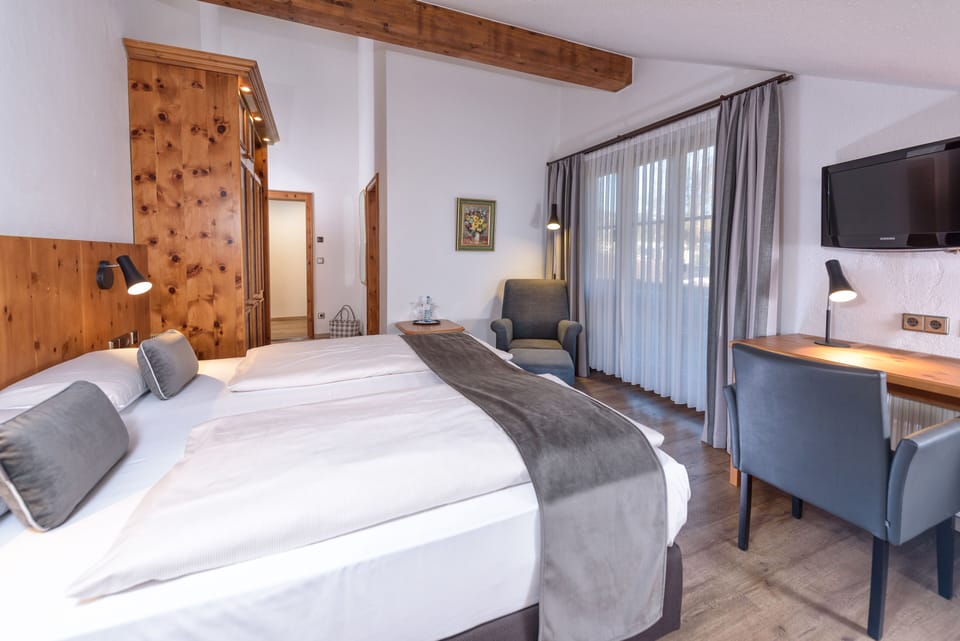 Classic Double Room | Hypo-allergenic bedding, minibar, in-room safe, desk