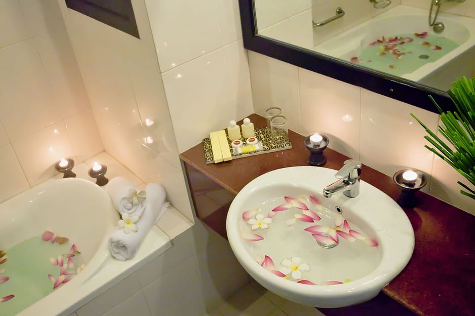 Combined shower/tub, deep soaking tub, free toiletries, hair dryer