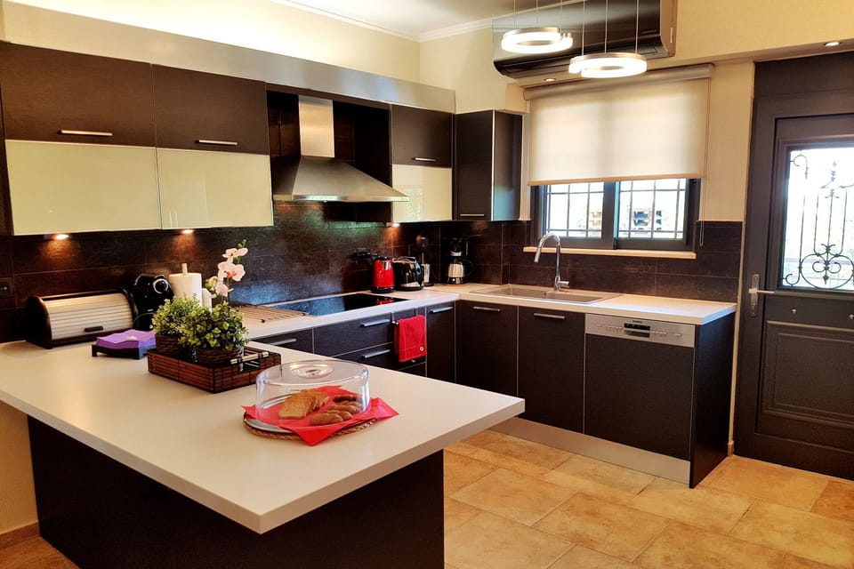 Villa, 5 Bedrooms | Private kitchen | Full-size fridge, microwave, oven, stovetop