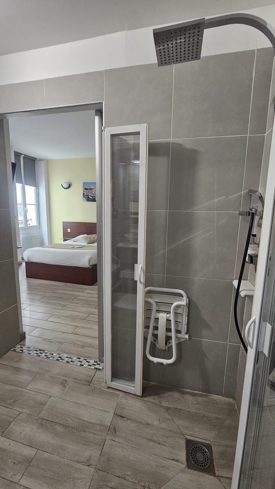 Family Room | Bathroom | Shower, free toiletries, hair dryer, slippers