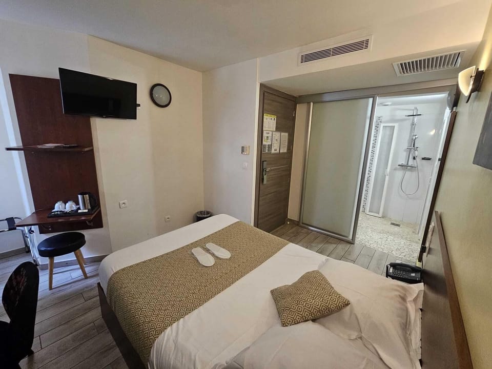 Standard Double Room | Soundproofing, cribs/infant beds, free WiFi, bed sheets