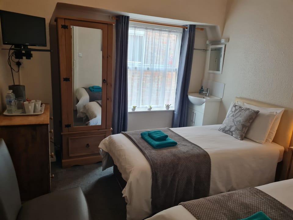 Twin Room | Free WiFi, bed sheets