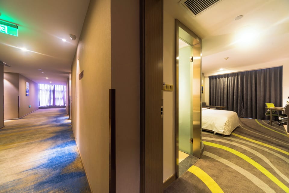 Standard Room, 1 King Bed | In-room safe, desk, WiFi (free)