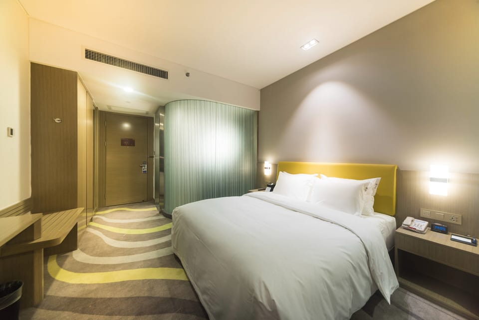 In-room safe, desk, WiFi (free)