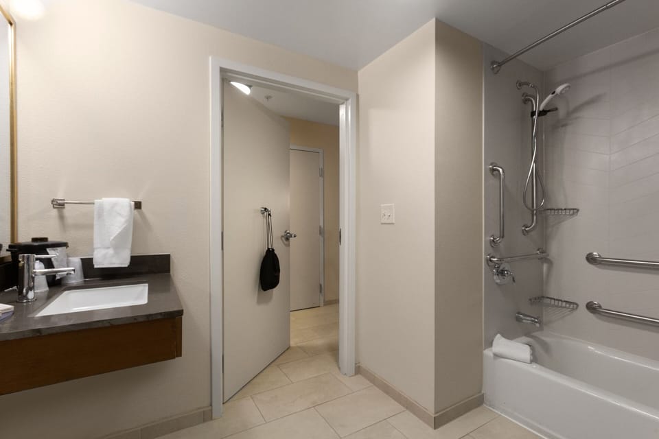 Combined shower/tub, free toiletries, hair dryer, towels