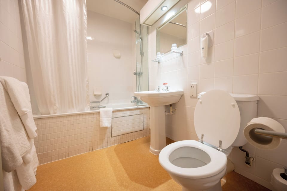 Family Room Sleeps 4 | Bathroom | Combined shower/tub, hair dryer, towels