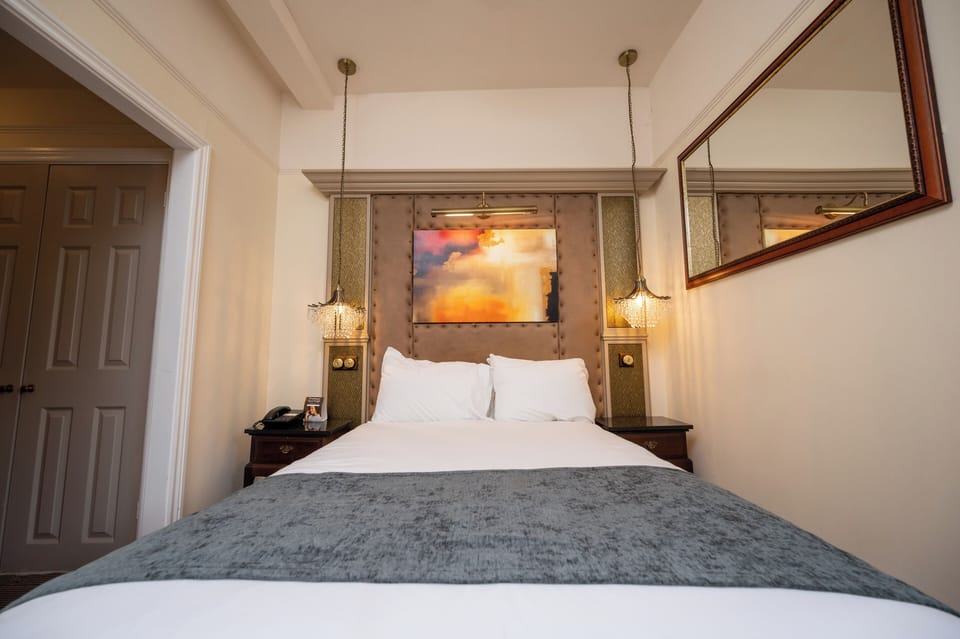 Superior Room | Desk, iron/ironing board, free WiFi, bed sheets