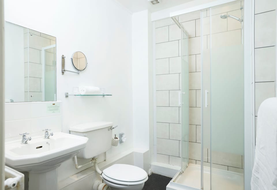 Twin Room | Bathroom | Towels