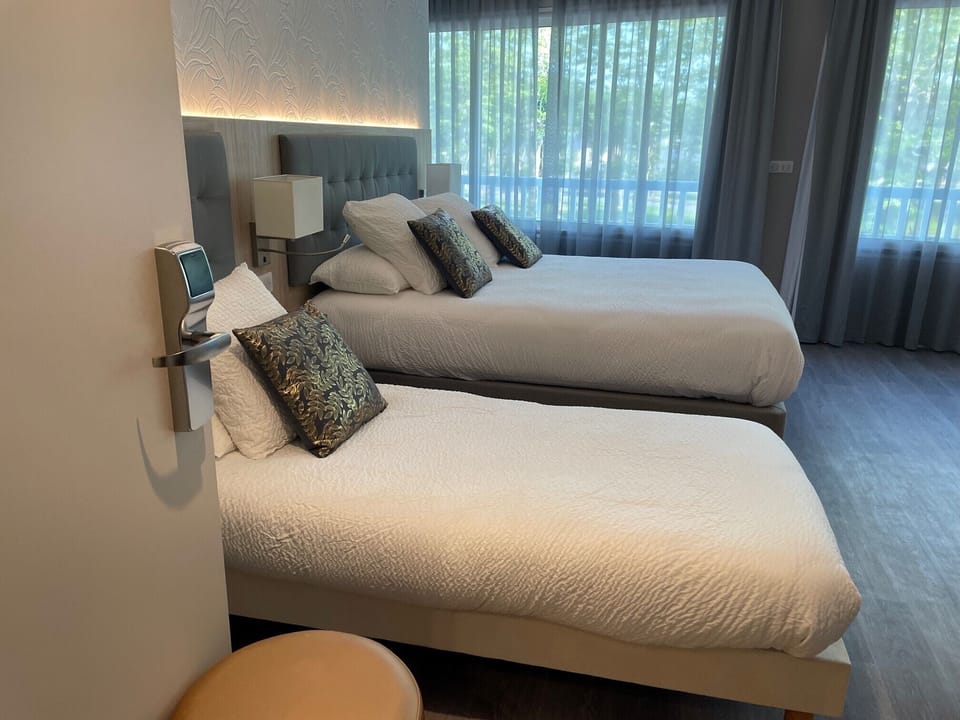 Comfort Triple Room | Desk, blackout drapes, soundproofing, free WiFi
