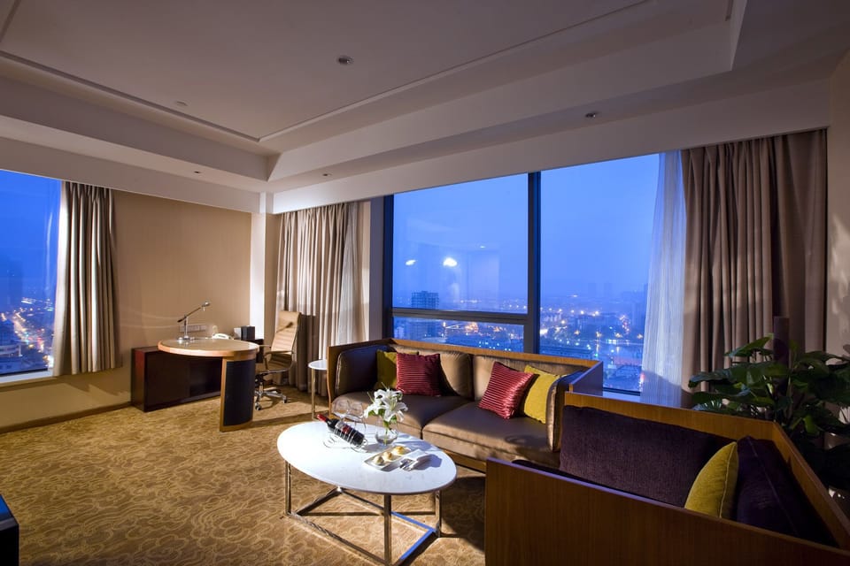 Business Suite | Living room | TV