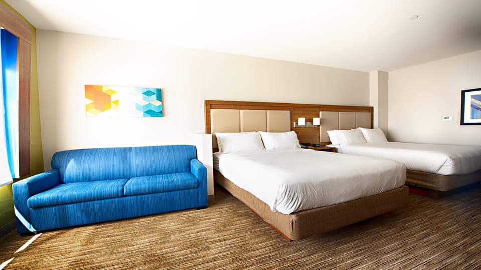 Premium bedding, in-room safe, desk, blackout drapes