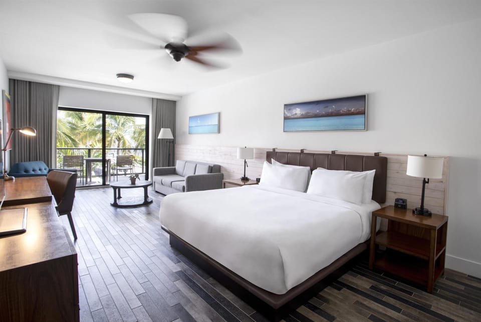 Studio, 1 King Bed with Sofa bed (Salt Water) | Premium bedding, pillowtop beds, in-room safe, individually decorated