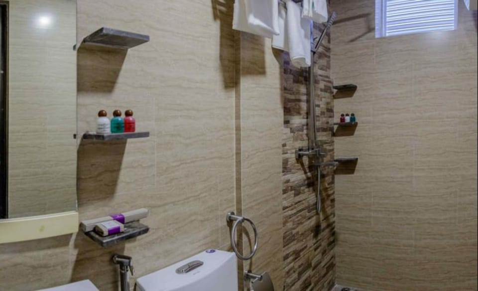 Shower, free toiletries, towels
