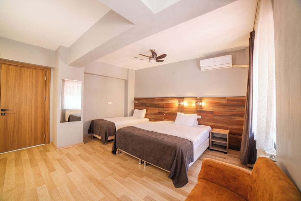 Comfort Triple Room | Desk, laptop workspace, blackout drapes, soundproofing
