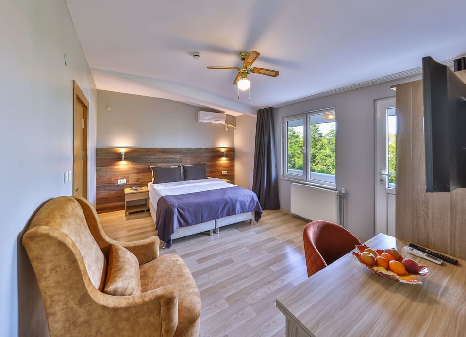 Comfort Double Room | Desk, laptop workspace, blackout drapes, soundproofing