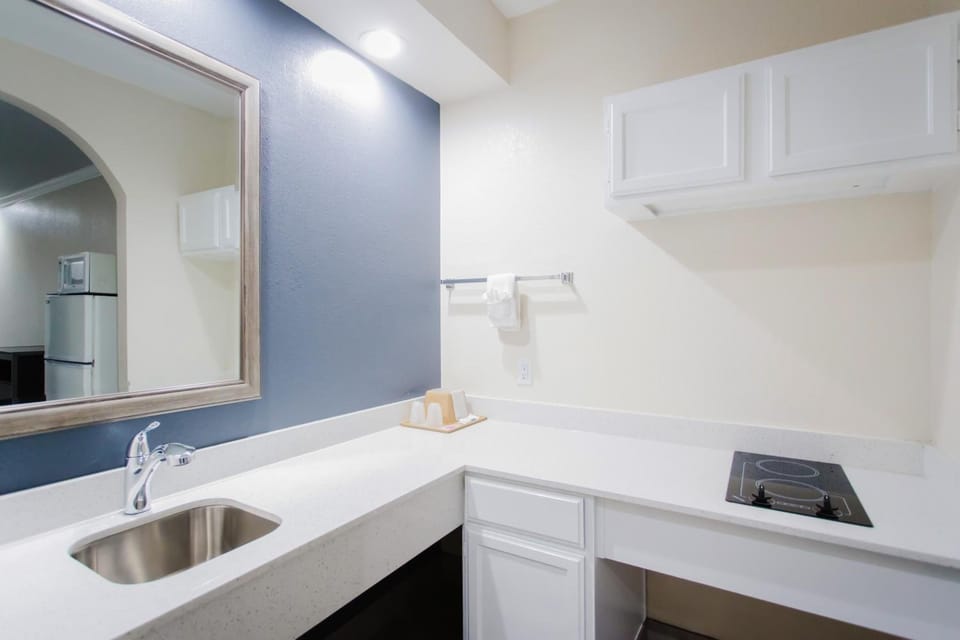 Combined shower/tub, free toiletries, hair dryer, towels