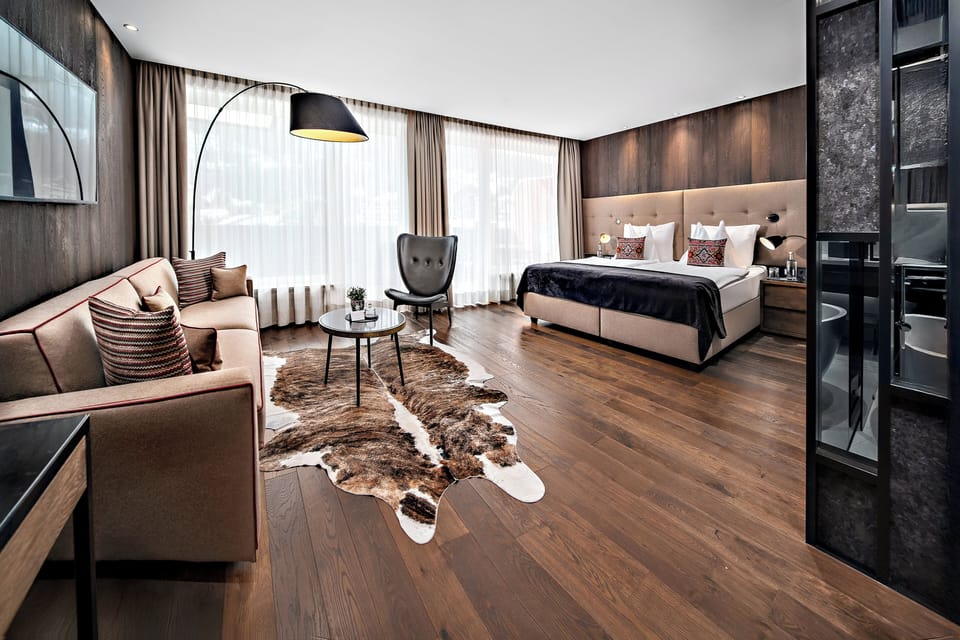 Junior Suite (Deluxe) | Bathroom | Free toiletries, hair dryer, bathrobes, slippers