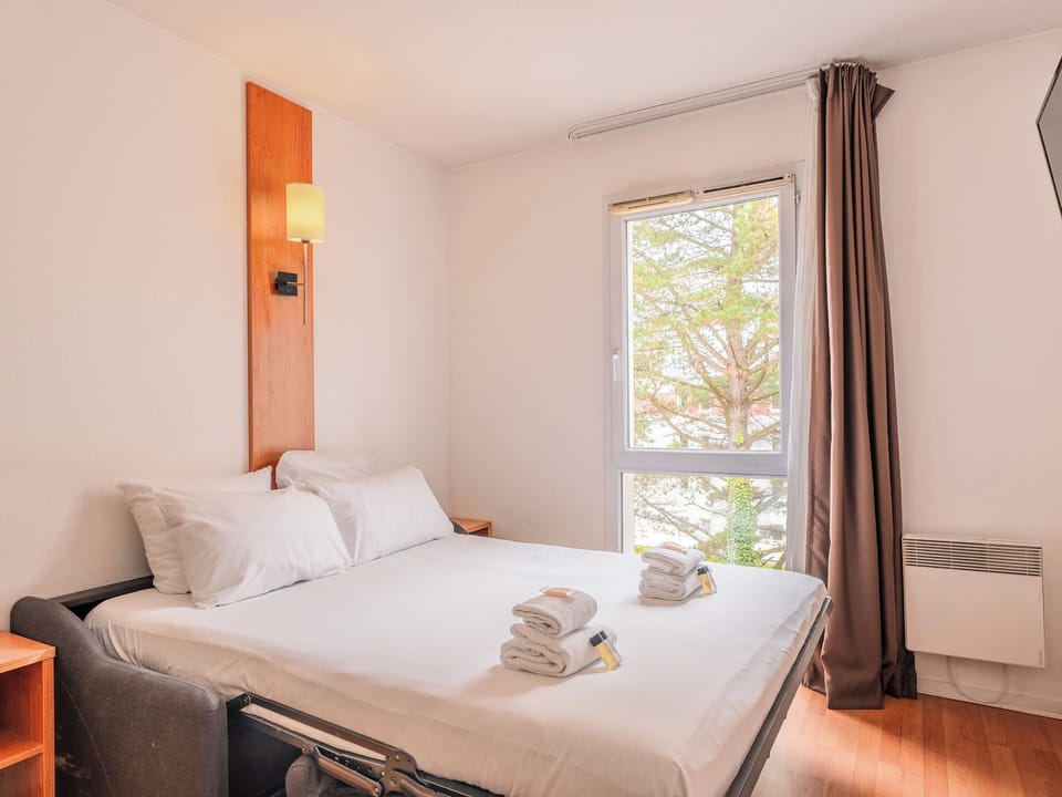 Apartment, 1 Bedroom | Desk, blackout drapes, soundproofing, free cribs/infant beds