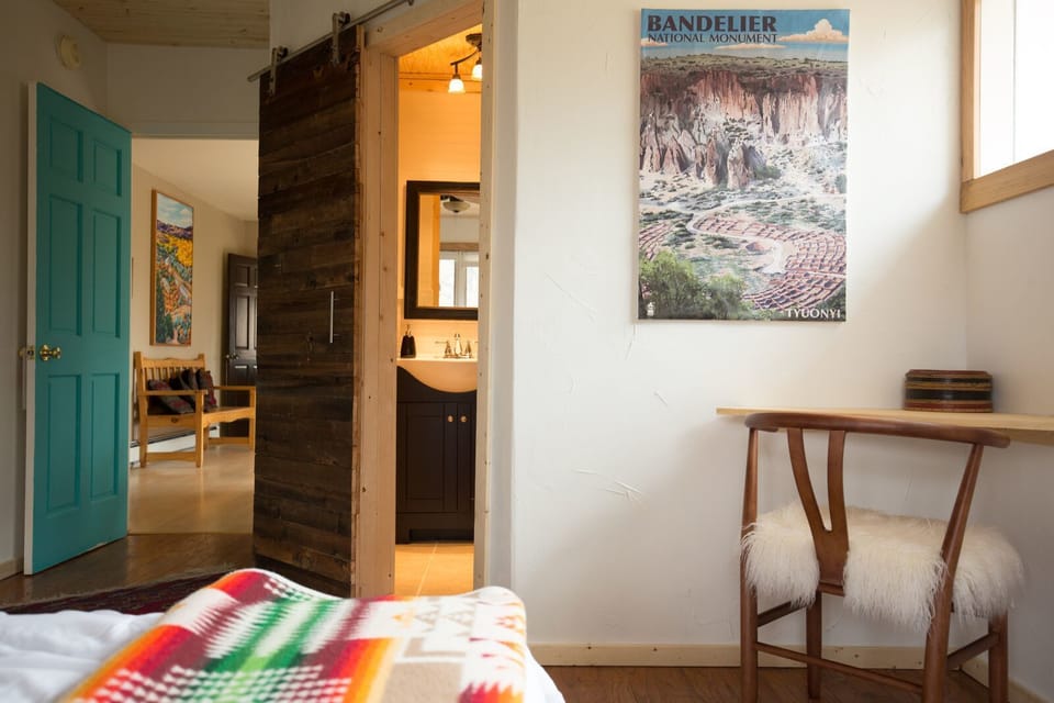 Standard Room, 1 Queen Bed, Non Smoking (Bandelier) | Iron/ironing board, free WiFi, bed sheets