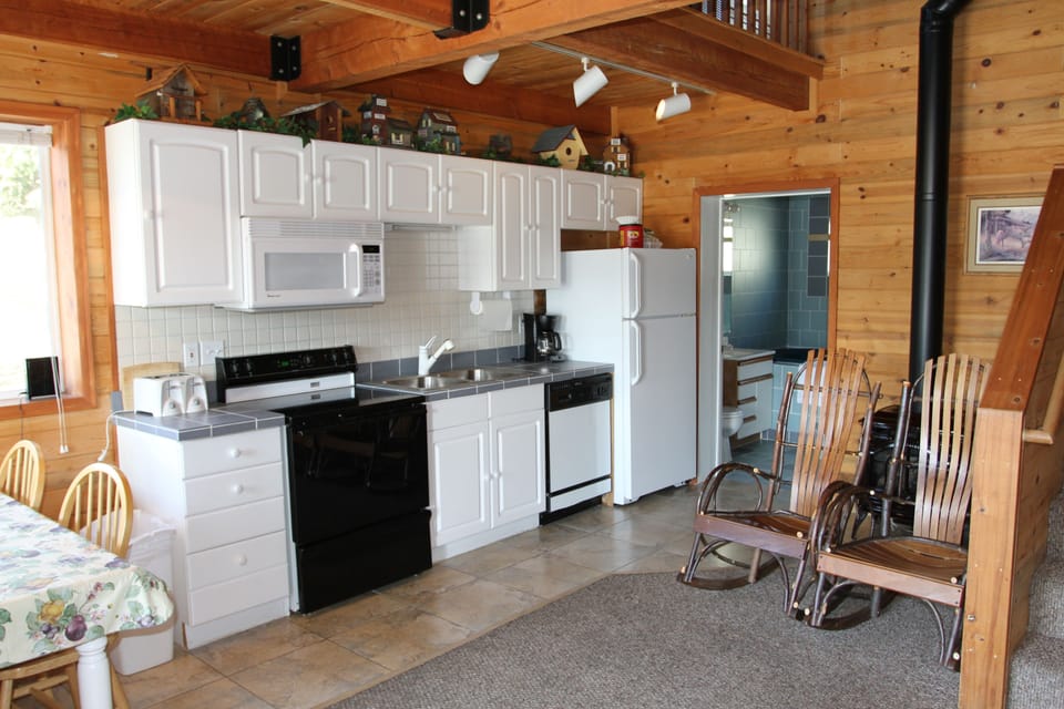 Standard Cabin, 2 Bedrooms, Non Smoking, Jetted Tub | Private kitchen | Microwave, coffee/tea maker