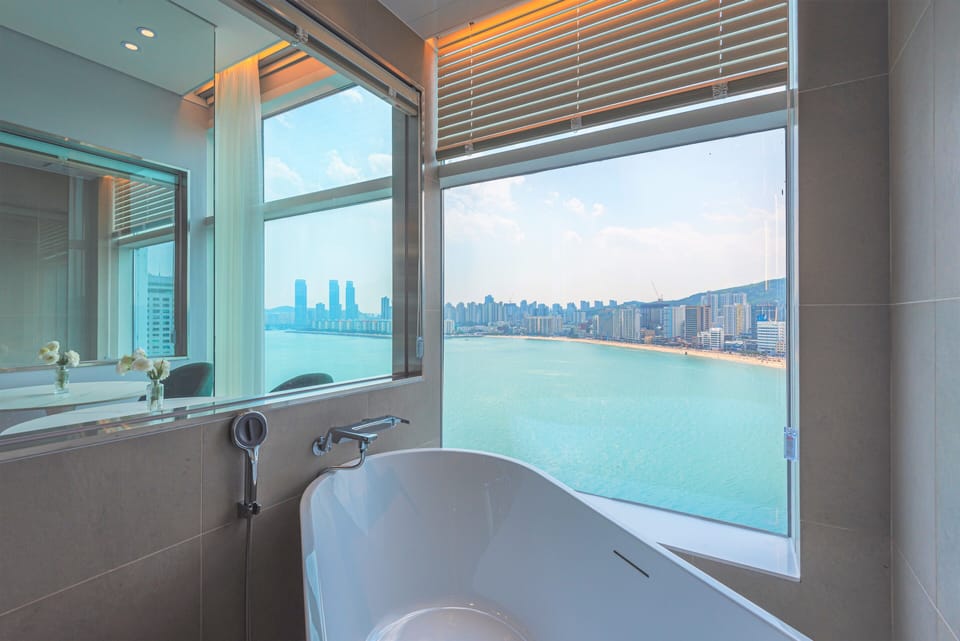 Royal Room, Non Smoking, Ocean View | Bathroom | Hair dryer, bathrobes, slippers, bidet