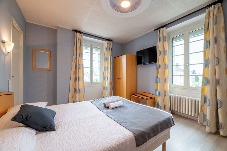 Quadruple Room | Desk, iron/ironing board (on request), WiFi (free), bed sheets