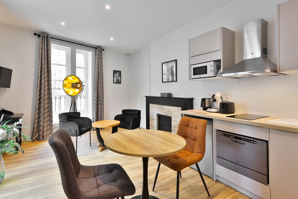 Comfort Apartment | Living area | 50-cm flat-screen TV with digital channels, TV