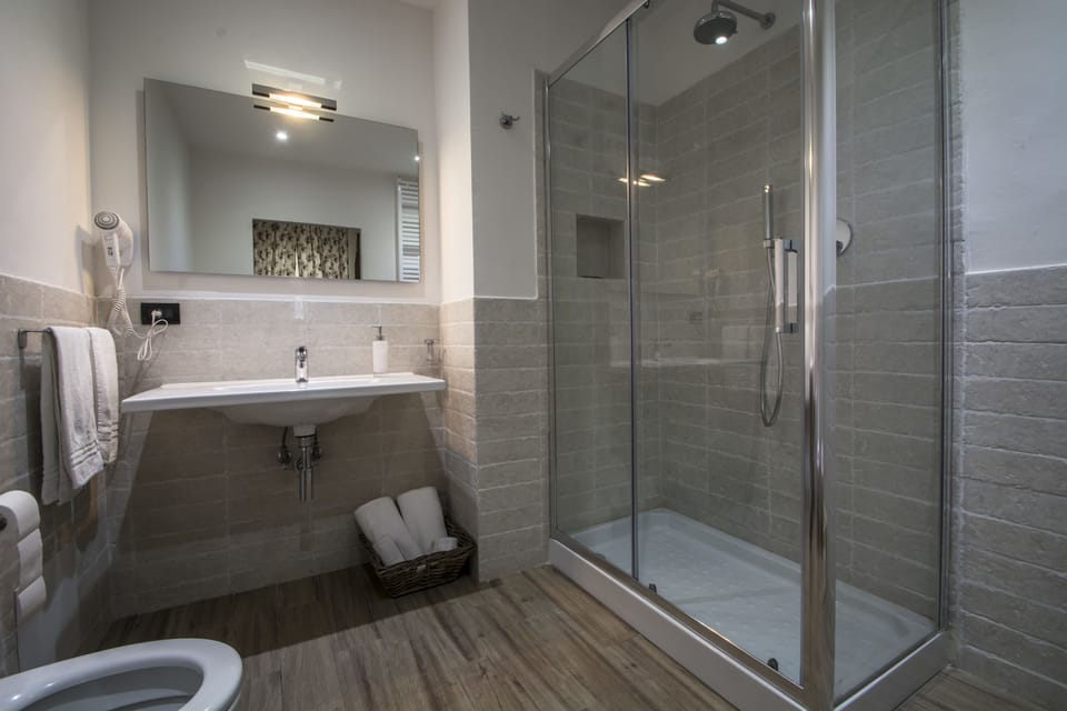 Standard Double or Twin Room | Bathroom | Shower, free toiletries, hair dryer, bidet