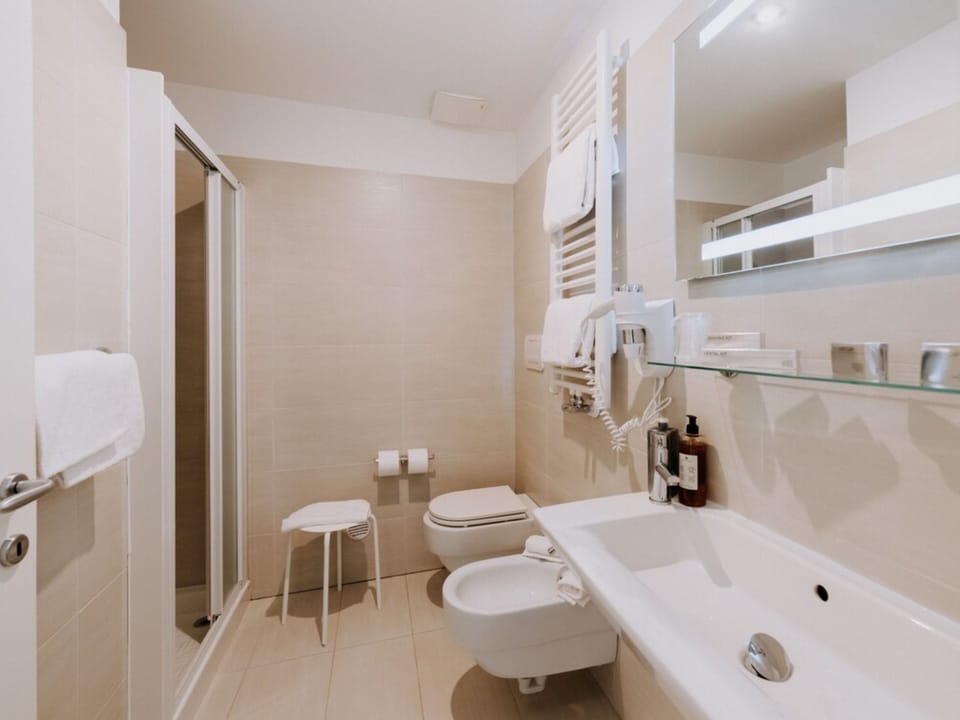 Shower, rainfall showerhead, free toiletries, hair dryer