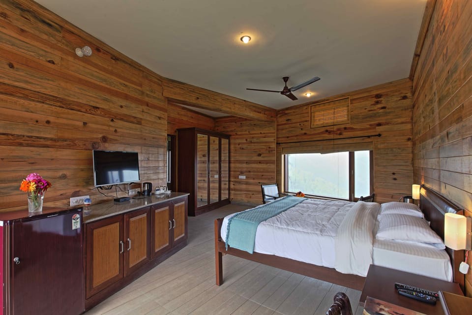 Deluxe Room | Desk