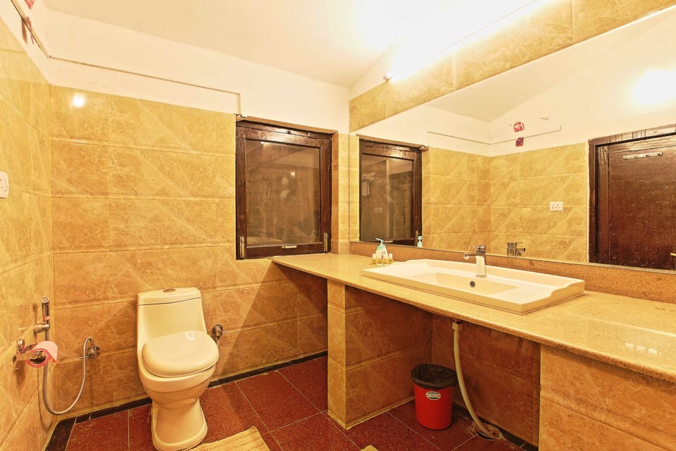 Standard Room | Bathroom | Shower, free toiletries, towels