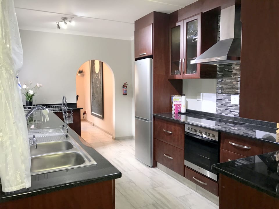 Deluxe House, 3 Bedrooms, Garden View, Poolside | Private kitchen | Full-size fridge, microwave, oven, stovetop