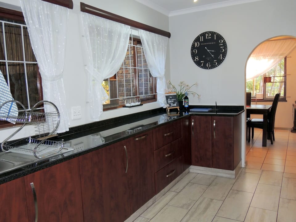 Deluxe House, 3 Bedrooms, Garden View, Poolside | Private kitchen | Full-size fridge, microwave, oven, stovetop