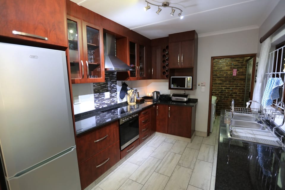 Deluxe House, 3 Bedrooms, Garden View, Poolside | Private kitchen | Full-size fridge, microwave, oven, stovetop